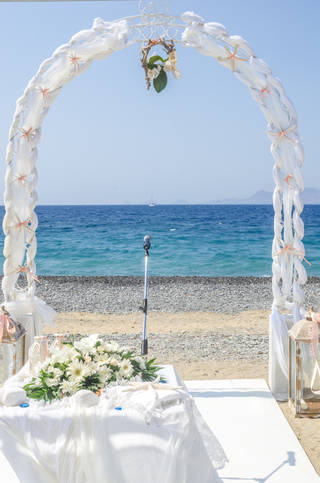 Kipriotis_Weddings_Arch_by_the_sea
